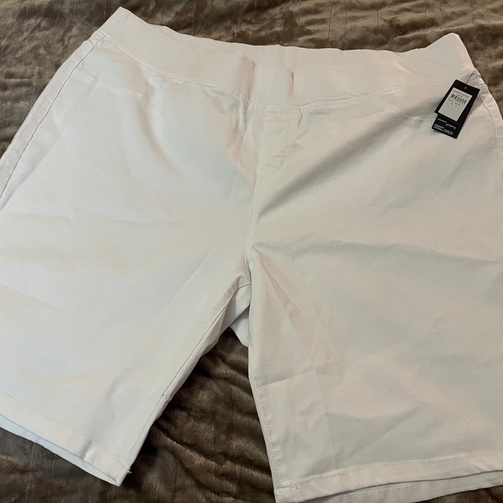 Avenue White Butter Denim Shorts size 30/32